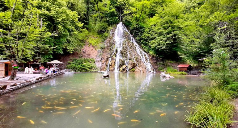 Azərbaycanda şəlaləyə yaxından baxmaq ödənişi, 70 manatlıq piknik oturacağı