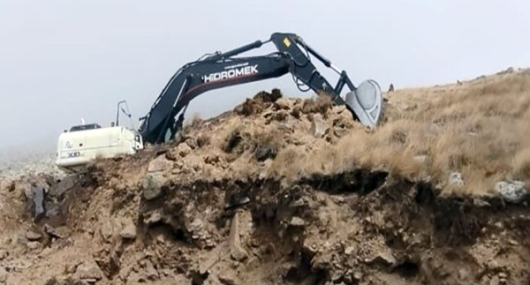 Laçında ekskavator atəşə tutuldu - FOTO