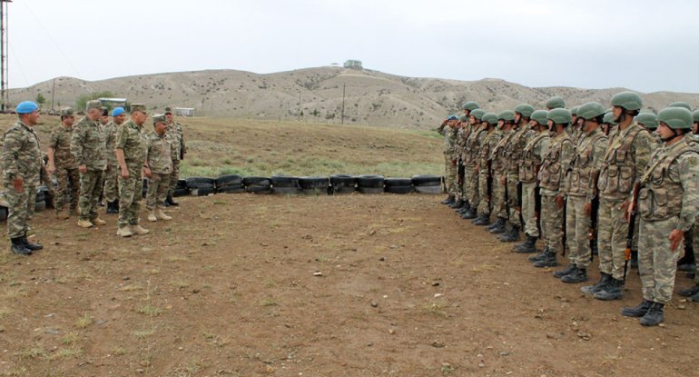 Baş Qərargah rəisi Quru Qoşunlarında xidməti müşavirə keçirdi