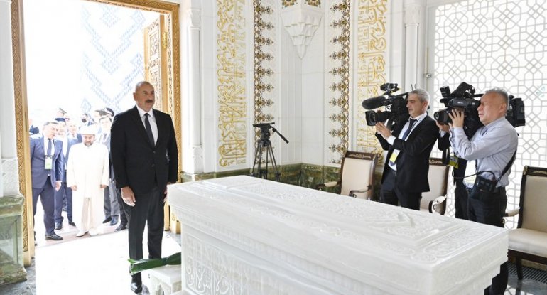 Prezident İslam Kərimovun məqbərəsini ziyarət edib - FOTO