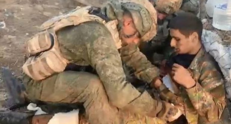Azərbaycan hərbçiləri daha bir yaralı Ermənistan əsgərinə ilkin tibbi yardım göstəriblər - VİDEO