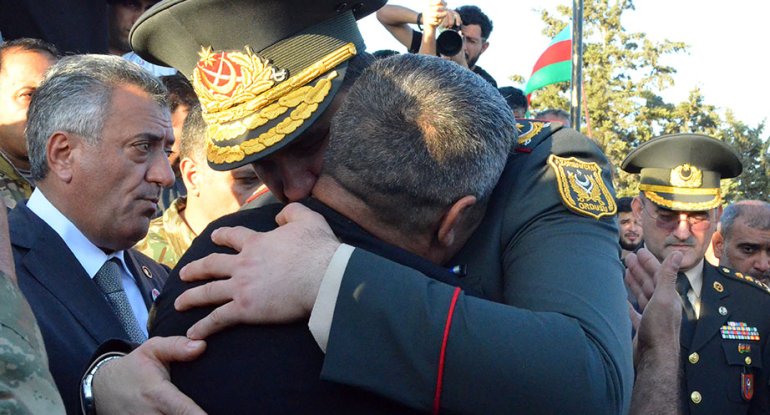 Müdafiə Nazirliyinin rəhbər heyəti şəhidlərimizin dəfn və yas mərasimlərində iştirak edib