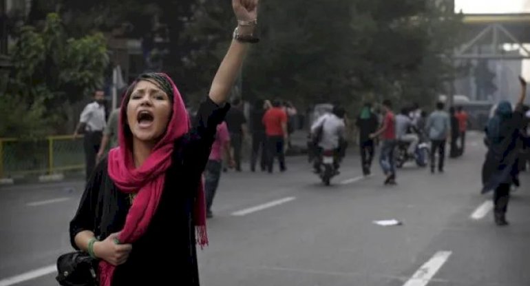 İranda polis məntəqələrinə od vurulub