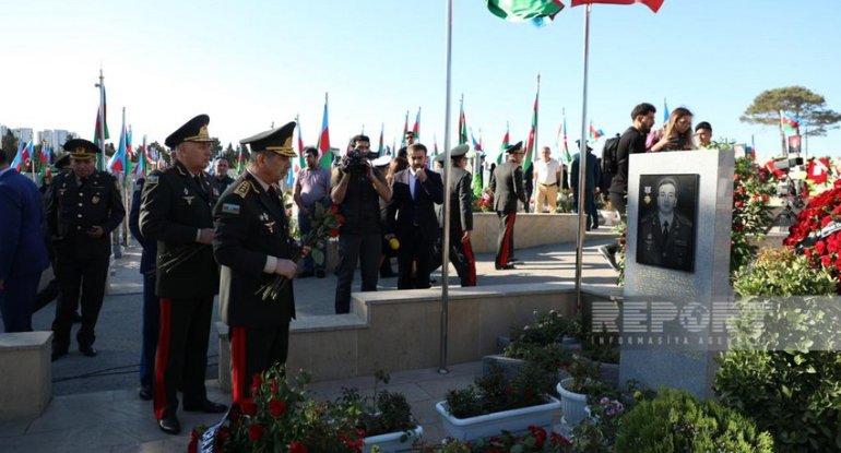 Müdafiə Nazirliyinin rəhbər heyəti Şəhidlər xiyabanını ziyarət edib