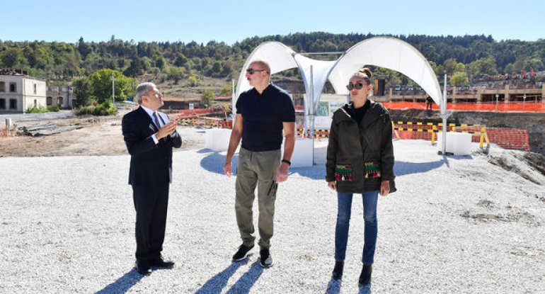 İlham Əliyev və Mehriban Əliyeva Şuşada yaşayış kompleksində tikinti işlərinin gedişi ilə tanış olublar - FOTO