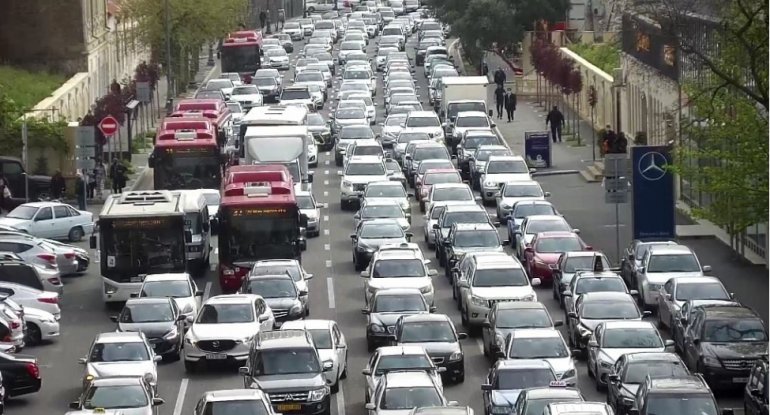 Tıxac olan yollar açıqlandı: 132 avtobus gecikir