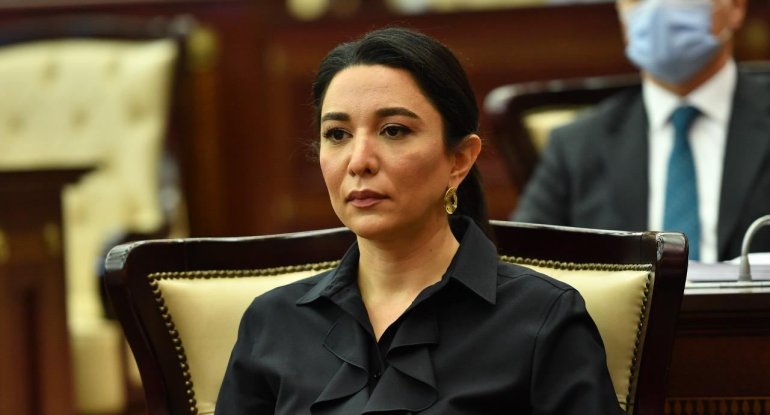 Ombudsman 54 min manatlıq hədiyyələr alır