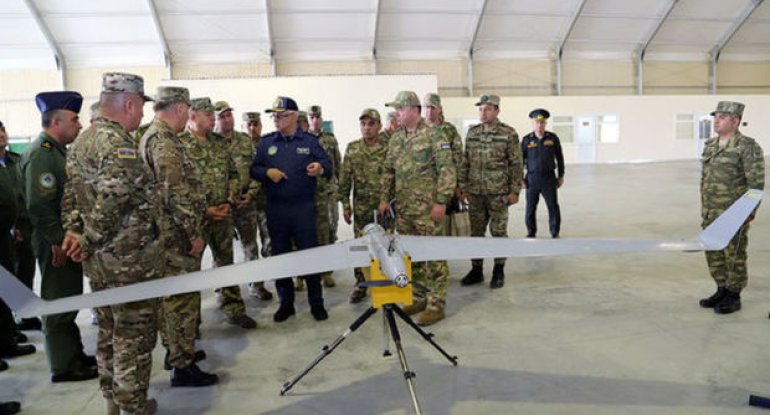 Özbəkistanlı general HHQ pilotsuz uçuş aparatları ilə tanış olub - FOTO