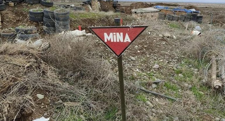 Laçında iki nəfər minaya düşdü