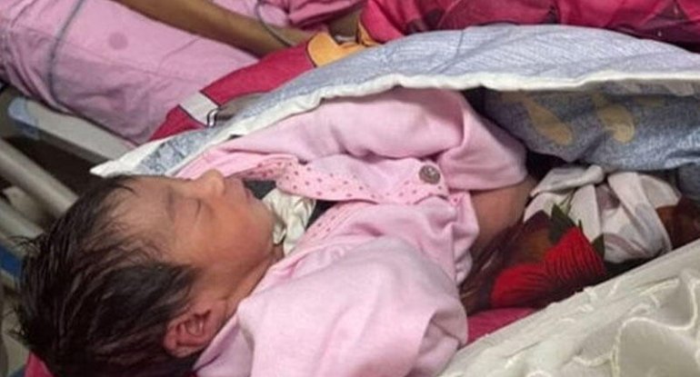 Yeddi ay komada olan qadın sağlam uşaq dünyaya gətirdi - FOTO