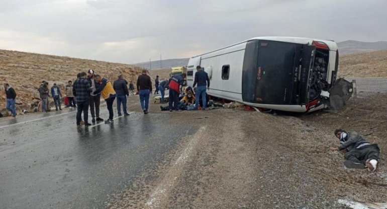 Türkiyədə immiqrantları daşıyan avtobus aşıb, 3 nəfər ölüb