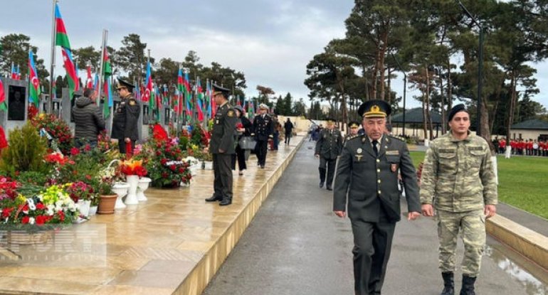 Müdafiə Nazirliyinin zabit heyəti Zəfər Günü ilə bağlı İkinci Şəhidlər xiyabanını ziyarət edib