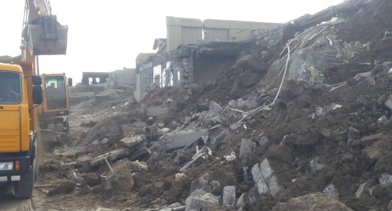 Bakıda 20 ildən sonra ortaya çıxan qayalıqlar diqqət çəkdi - FOTO