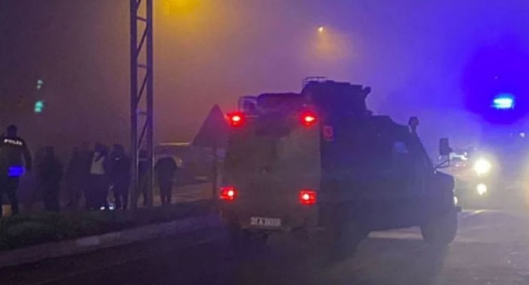 Türkiyədə polis maşını partladıldı - 9 yaralı - YENİLƏNİB
