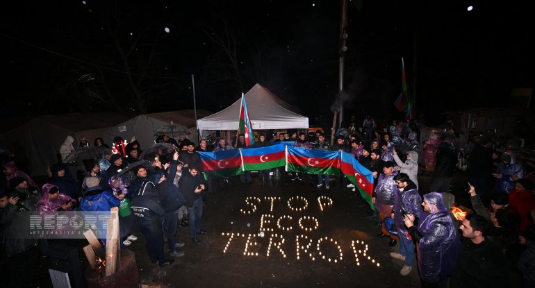 Xankəndi-Laçın yolunda etiraz aksiyasının iştirakçıları fləşmob təşkil ediblər - VİDEO