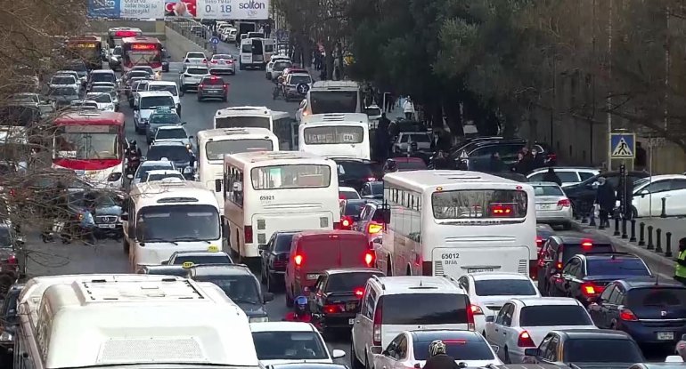 Bu yollarda tıxac var - SİYAHI