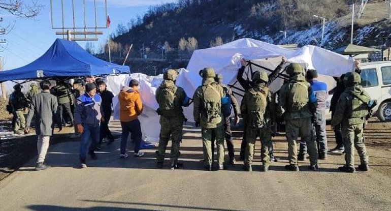 Sülhməramlılar etiraz aksiyasının keçirildiyi ərazidə quraşdırdıqları çadırları sökürlər
