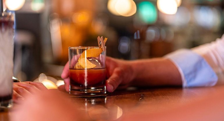 Alkoqollu içki reklamlarında bir sıra tələblər pozulub