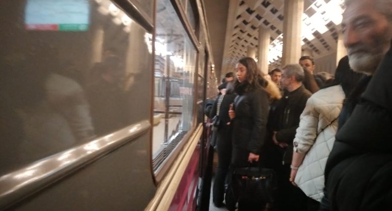 Metroda problem: sərnişinlər düşürüldü
