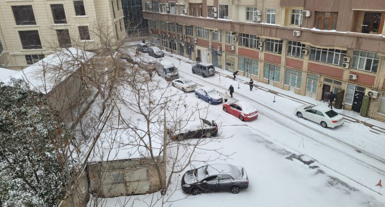 Qar Bakını iflic etdi: İnsanlar iş yerlərinə güclə gedir - FOTO