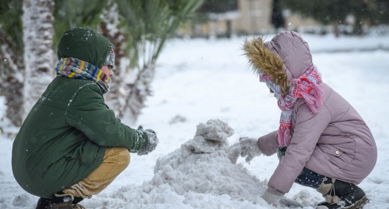 Qarlı havada uşaqları bayıra çıxarmaq olarmı?- Pediatrdan MÜHÜM AÇIQLAMALAR