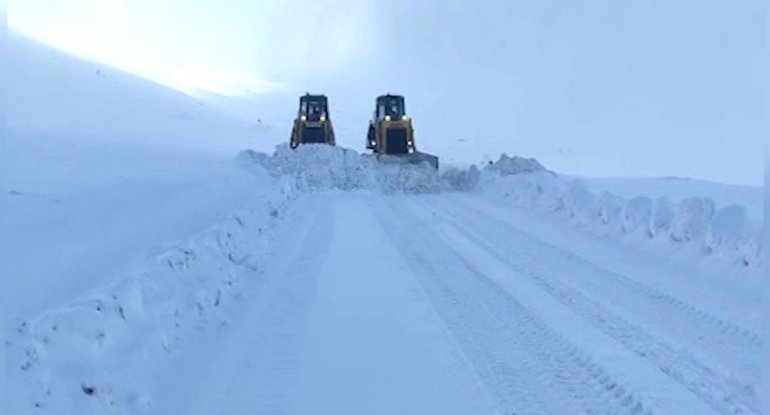 MN: Orduda donvurma halı aşkar edilməyib, 800 km-dən çox yol qardan təmizlənib - VİDEO