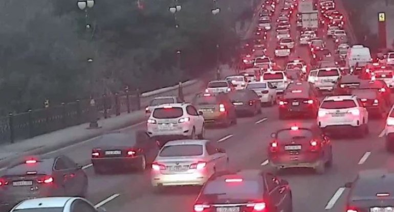 Bakıda sıxlıq olan yollar açıqlandı