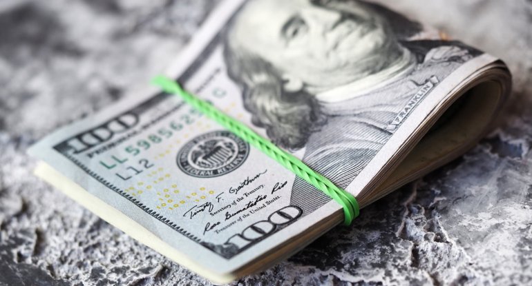 Banklar dollar almır: Manat qıtlığı ya dollar bolluğu?