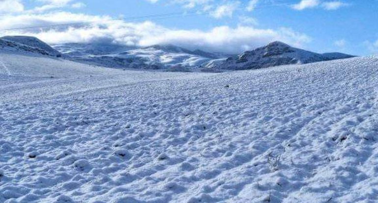 Səhralıq əraziyə 11 il sonra qar yağdı - FOTO