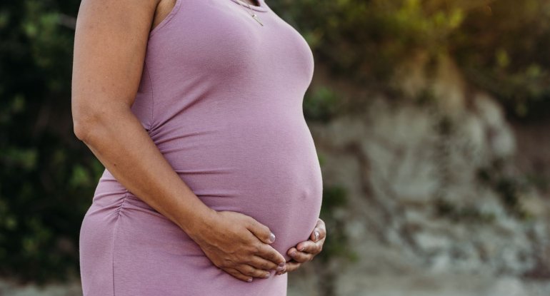 Mütəxəssis dünyaya sağlam uşaq gətirmək baxımdan ən optimal yaşı açıqladı