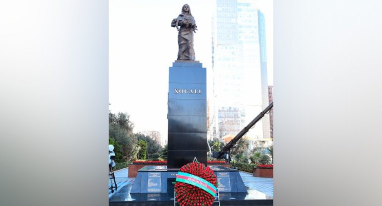 Müdafiə Nazirliyinin rəhbər heyəti Xocalı soyqırımı abidəsini ziyarət edib