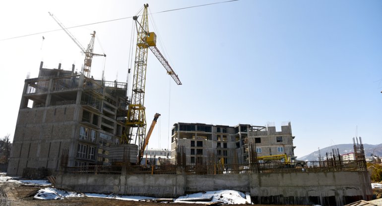 “Blokadada olan” Xankəndidə çoxmərtəbəli binalar tikilir - Ermənilərin özünüifşa fotoları