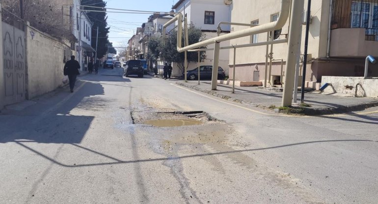 Binəqədinin alternativ yolu çökür: bina təhlükədədir? - FOTO