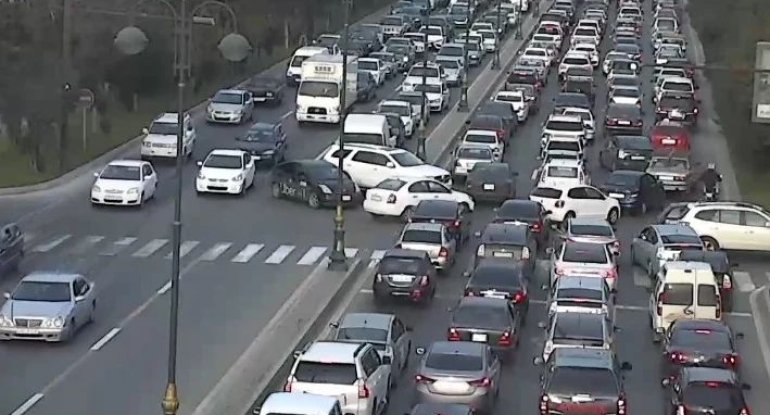 Bu yollarda tıxac var - SİYAHI