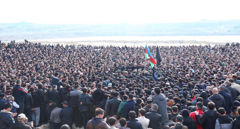 Hacı Şahinin dəfnində izdiham - FOTOLAR