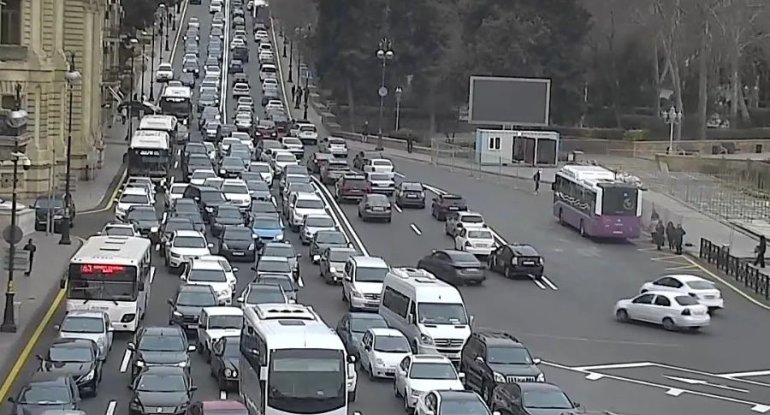 Bakıda tıxac olan yollar - SİYAHI