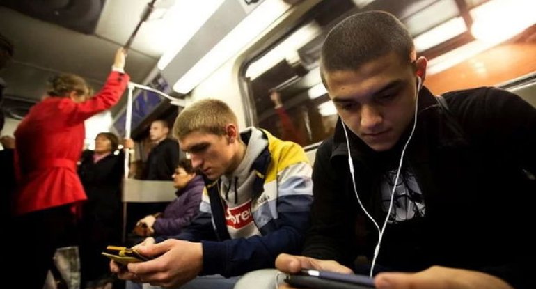 Metrodakı səs-küydən herpesə kimi: Gəncləri eşitmə itkisinə məruz qoyan səbəblər
