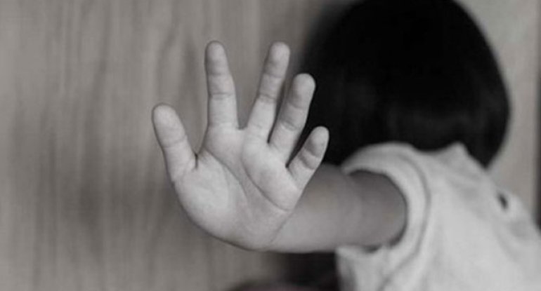 8 yaşlı qızını cinsi istismara sövq etmişdi - Ana və iki kişiyə ağır cəza verildi