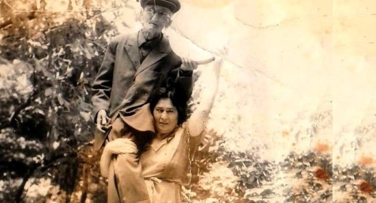 Bir şəklin tarixçəsi - Erməni qadının çiyninə çıxan azərbaycanlı xanəndə