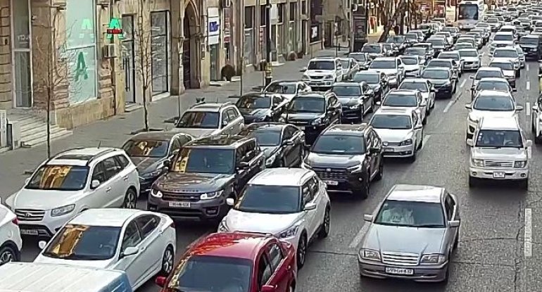 Paytaxtın bu yollarında tıxac var - SİYAHI