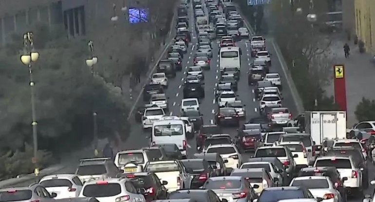 Tıxac müşahidə olunan yollar - SİYAHI