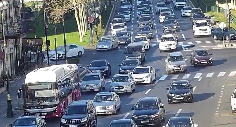 18 küçə və prospektdə tıxac var - SİYAHI