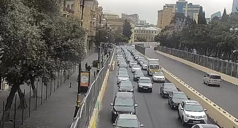 10 küçə və prospektdə tıxac var