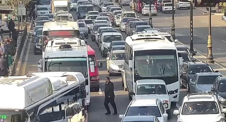 15 küçə və prospektdə tıxac var - SİYAHI
