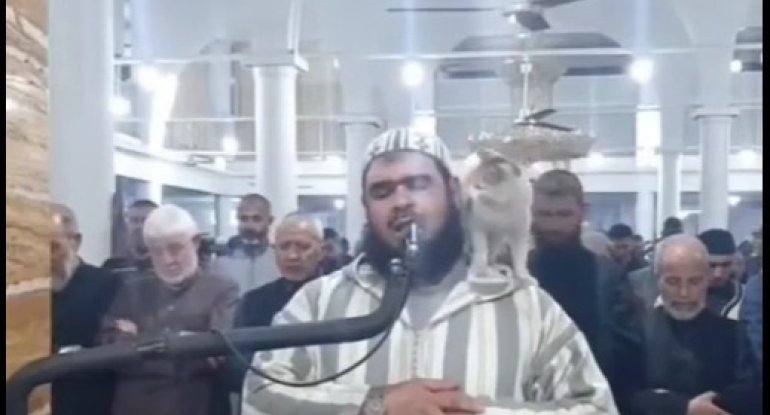 Namaz vaxtı gözlənilməz hadisə - VİDEO