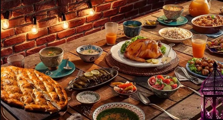 Oruc tutmayanlar iftar dəvətlərinə gedə bilərmi? – İlahiyyatçıdan AÇIQLAMA