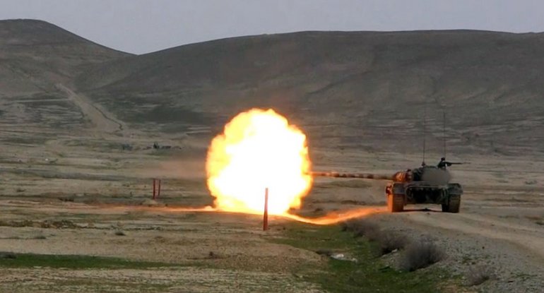 Azərbaycan Ordusunun tank bölmələrinin döyüş hazırlığı artırılır - VİDEO