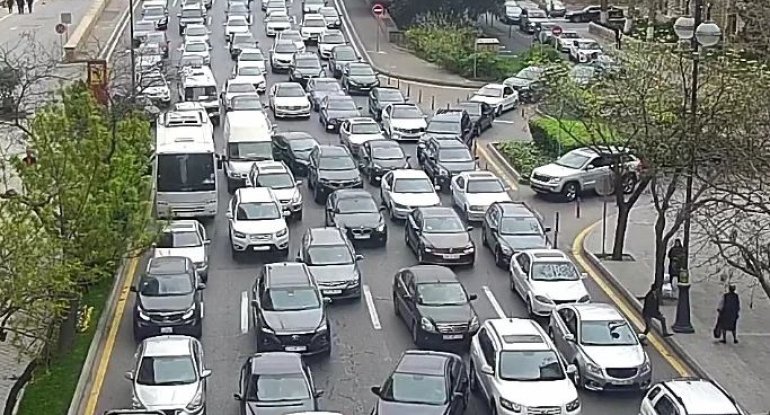 14 küçə və prospektdə tıxac var - SİYAHI