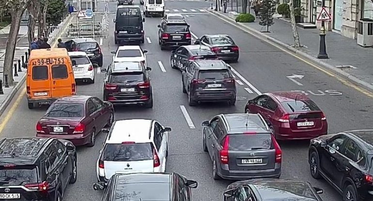 11 küçə və prospektdə tıxac var