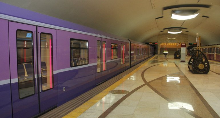 Metroda sərnişin vəfat etdi